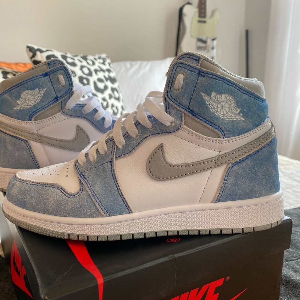 Men’s 5, Women’s 6.5 Hyper Royal Jordan 1